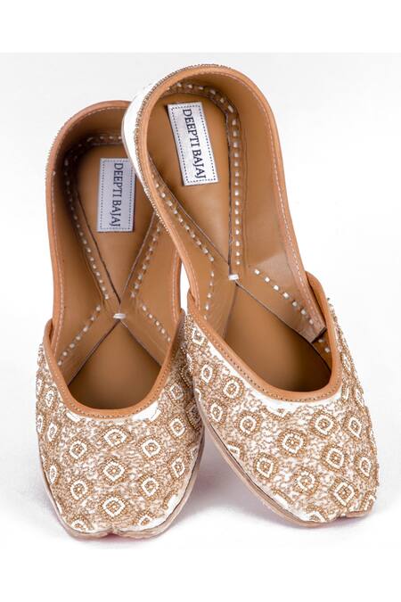 Buy_Label Deepti Bajaj_Ivory Pearl Embroidered Silk Juttis 