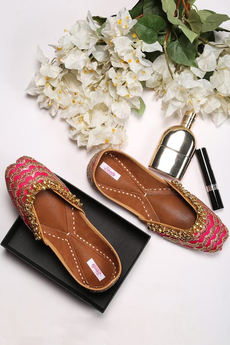 Kasually Klassy Jingle Embellished Juttis 