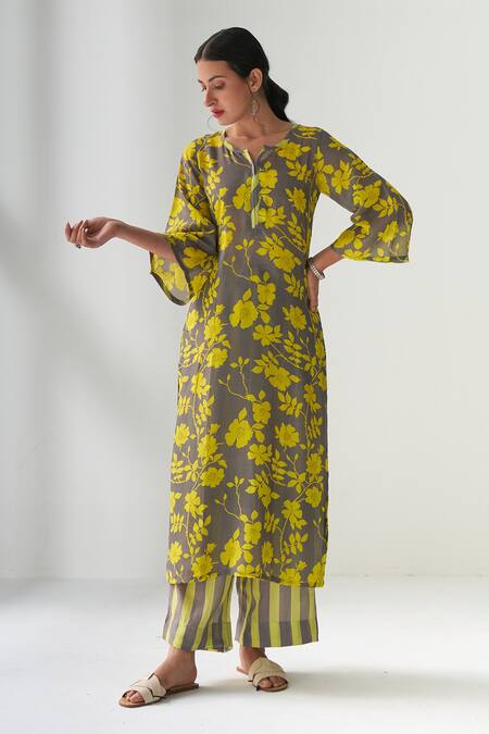 Negra Elegante_Grey Cotton Silk Floral Notched Round Neck Faded Rose Kurta And Pant Set _Online_at_Aza_Fashions