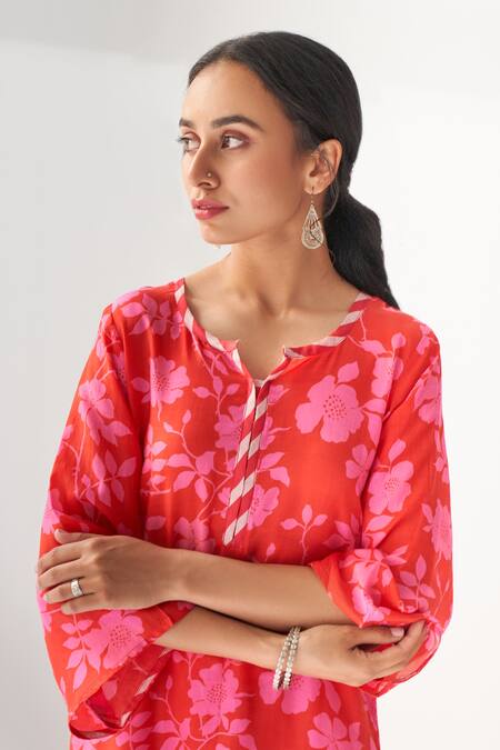Buy_Negra Elegante_Pink Cotton Silk Floral Notched Round Neck Faded Rose Kurta And Pant Set _Online_at_Aza_Fashions