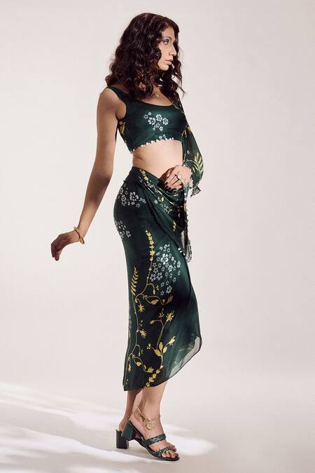 Amka Green Crepe Bandhej Print And Azo Free Madrid Pre-draped Saree With Blouse Online at Aza Fashions Amka_Green Crepe Bandhej Print And Azo Free Madrid Pre-draped Saree With Blouse _Online_at_Aza_Fashions