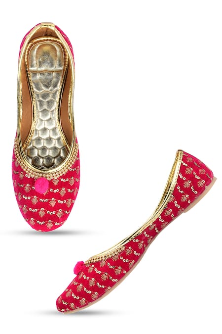 Samyukta Singhania Pink Embroidered Leaf Mojaris 