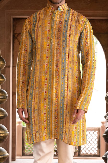 Chhavvi Aggarwal_Yellow Crepe, Glaze Cotton Geometric Print Kurta Set _Online_at_Aza_Fashions