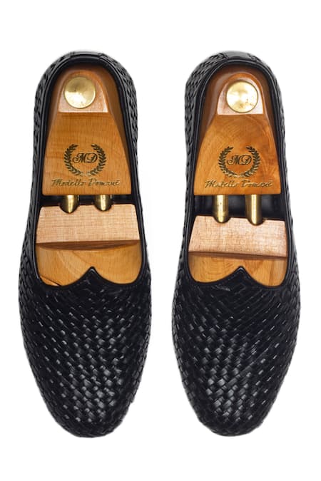 Shop Domani Black Solid Leather Textured Juttis at Aza Fashions Shop_Domani_Black Solid Leather Textured Juttis _at_Aza_Fashions