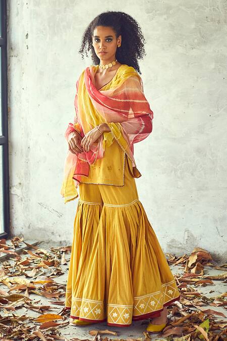 Buy Kharakapas Yellow Cotton Floral Leaf Neck Halda Embroidered Kurta Set Online at Aza Fashions Buy_Kharakapas_Yellow Cotton Floral Leaf Neck Halda Embroidered Kurta Set _Online_at_Aza_Fashions