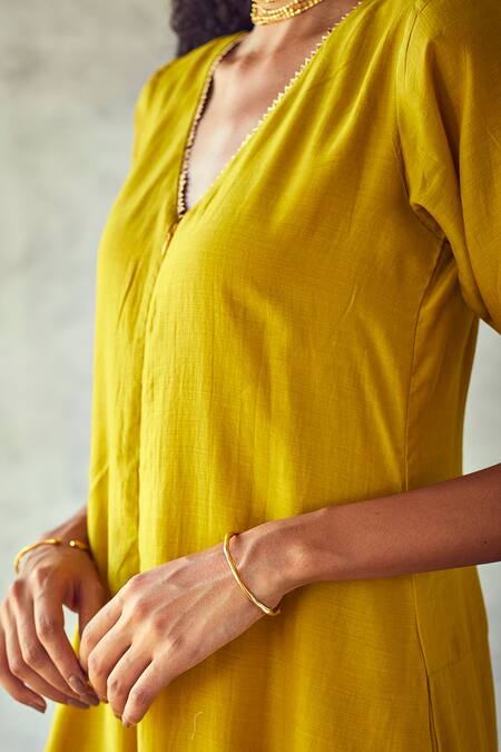 Kharakapas Yellow Cotton Silk Plain V Neck Jumpsuit at Aza Fashions Kharakapas_Yellow Cotton Silk Plain V Neck Jumpsuit _at_Aza_Fashions