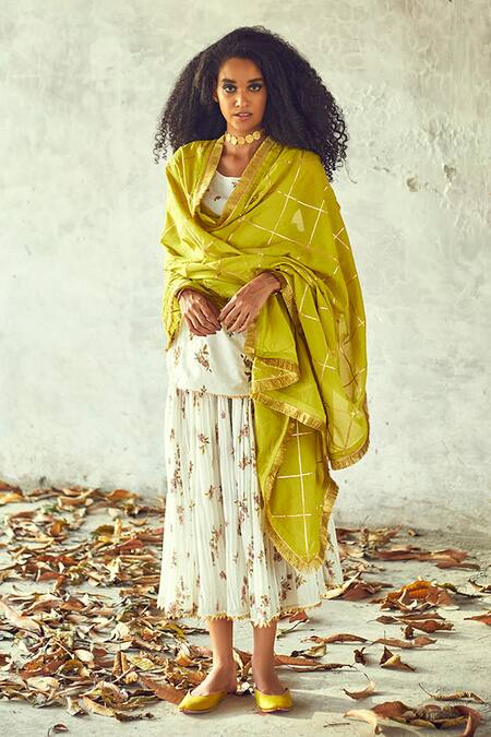 Kharakapas_White Cotton Floral Round Nargis Print Kurta Skirt Set _Online_at_Aza_Fashions