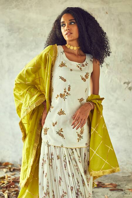 Kharakapas_White Cotton Floral Round Nargis Print Kurta Skirt Set _at_Aza_Fashions