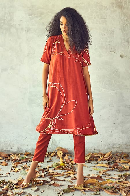 Kharakapas Red Kurta Silk, Pant Floral V Neck Foil Print And Set Online at Aza Fashions Kharakapas_Red Kurta Silk, Pant Floral V Neck Foil Print And Set _Online_at_Aza_Fashions