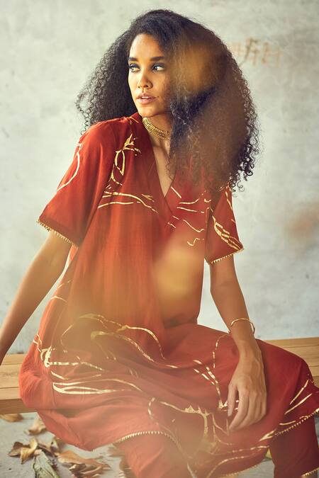 Shop Kharakapas Red Kurta Silk, Pant Floral V Neck Foil Print And Set Online at Aza Fashions Shop_Kharakapas_Red Kurta Silk, Pant Floral V Neck Foil Print And Set _Online_at_Aza_Fashions