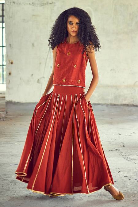 Buy Kharakapas Red Kurta Cotton Silk, Skirt Mulmul Floral, Gota Round Gerua Embroidered Set Online at Aza Fashions Buy_Kharakapas_Red Kurta Cotton Silk, Skirt Mulmul Floral, Gota Round Gerua Embroidered Set _Online_at_Aza_Fashions