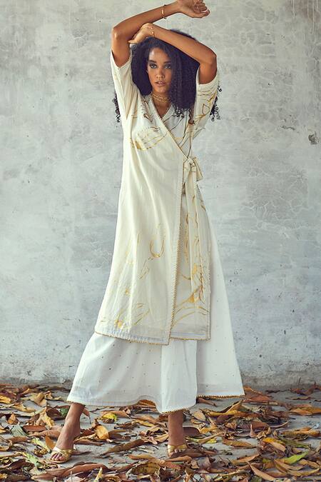 Kharakapas White Floral V Neck Print Wrap Kurta And Palazzo Set Online at Aza Fashions Kharakapas_White Floral V Neck Print Wrap Kurta And Palazzo Set _Online_at_Aza_Fashions