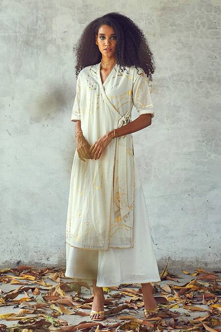 Buy Kharakapas White Floral V Neck Print Wrap Kurta And Palazzo Set Online at Aza Fashions Buy_Kharakapas_White Floral V Neck Print Wrap Kurta And Palazzo Set _Online_at_Aza_Fashions