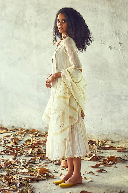 Buy Kharakapas White Cotton Gota Notched Chandni Embroidered Kurta Skirt Set Online at Aza Fashions Buy_Kharakapas_White Cotton Gota Notched Chandni Embroidered Kurta Skirt Set _Online_at_Aza_Fashions