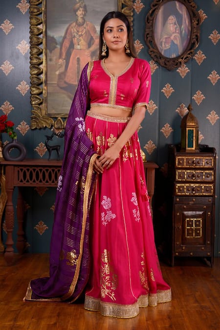 Buy_Abbaran_Pink Cotton Silk Foil Print, Gota Patti And Sequin V Neck Lehenga Set _Online_at_Aza_Fashions