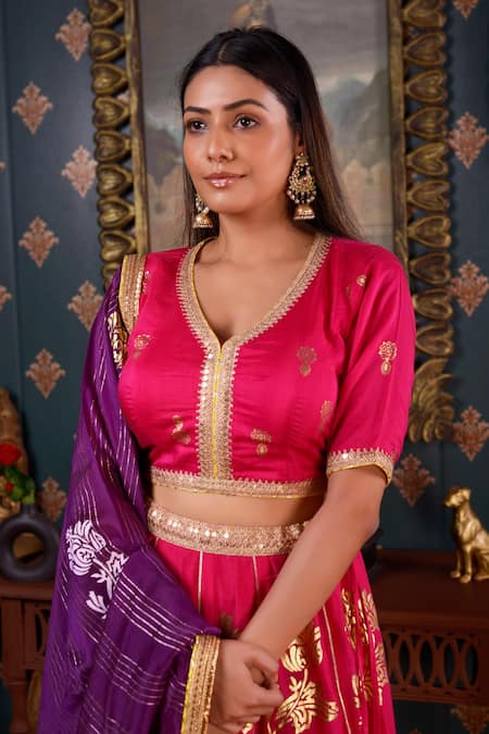 Abbaran_Pink Cotton Silk Foil Print, Gota Patti And Sequin V Neck Lehenga Set _at_Aza_Fashions