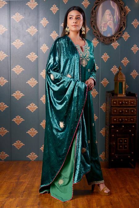 Abbaran_Green Viscose Velvet Dori Notched Floral Embroidered Kurta Pant Set _Online_at_Aza_Fashions