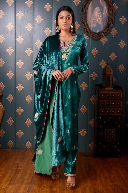 Buy_Abbaran_Green Viscose Velvet Dori Notched Floral Embroidered Kurta Pant Set _Online_at_Aza_Fashions