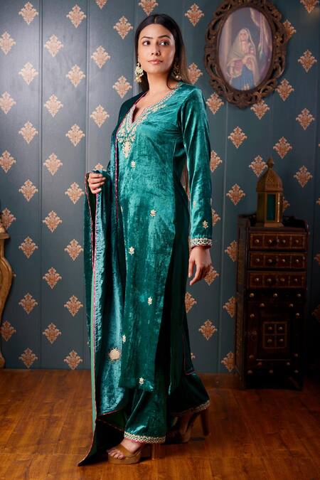 Shop_Abbaran_Green Viscose Velvet Dori Notched Floral Embroidered Kurta Pant Set _Online_at_Aza_Fashions
