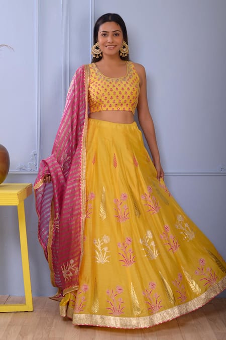 Buy_Abbaran_Yellow Blouse And Lehenga Cotton Silk Dupatta Banarasi Golden Stripe Foil Set _Online_at_Aza_Fashions