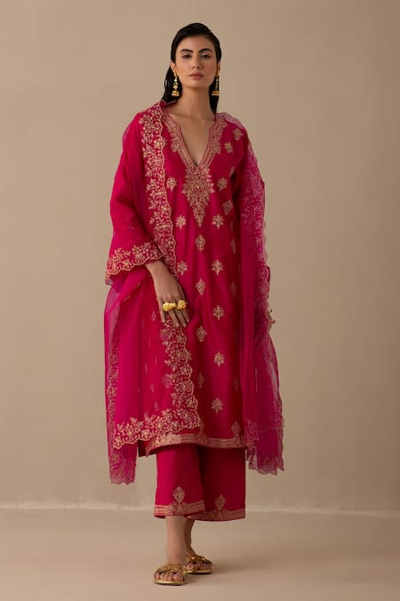 Sureena Chowdhri Magenta Silk Chanderi And Organza Embroidery Zari Notched Noor Kurta Palazzo Set Online at Aza Fashions Sureena Chowdhri_Magenta Silk Chanderi And Organza Embroidery Zari Notched Noor Kurta Palazzo Set_Online_at_Aza_Fashions