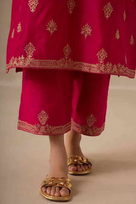 Sureena Chowdhri Magenta Silk Chanderi And Organza Embroidery Zari Notched Noor Kurta Palazzo Set at Aza Fashions Sureena Chowdhri_Magenta Silk Chanderi And Organza Embroidery Zari Notched Noor Kurta Palazzo Set_at_Aza_Fashions