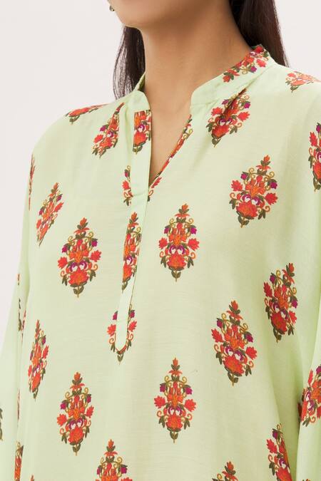Peenacolada Green Cotton Silk Floral Mandarin Collar Print Kaftan at Aza Fashions Peenacolada_Green Cotton Silk Floral Mandarin Collar Print Kaftan _at_Aza_Fashions
