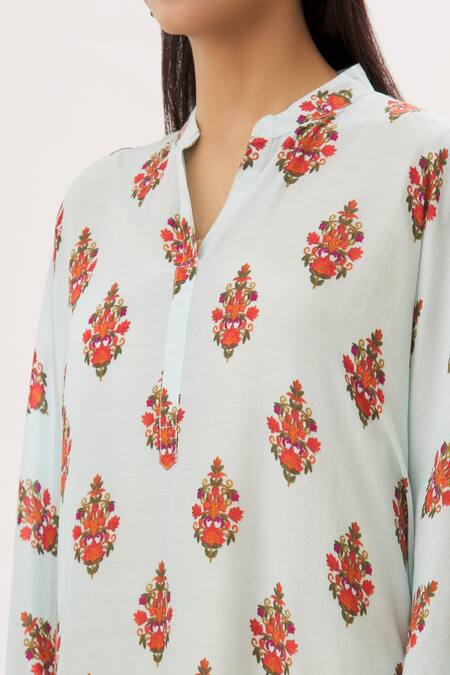 Peenacolada Blue Cotton Silk Floral Mandarin Collar Print Kaftan at Aza Fashions Peenacolada_Blue Cotton Silk Floral Mandarin Collar Print Kaftan _at_Aza_Fashions