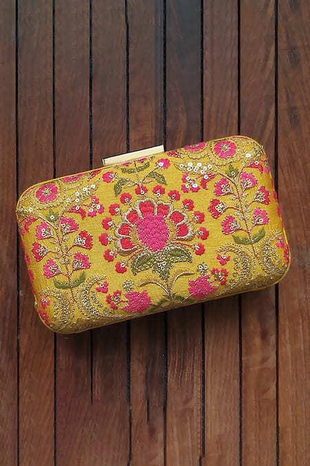AMYRA Alanna Box Clutch With Sling 