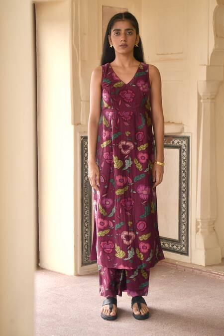 Shop_Taro_Wine Chanderi Silk, Dupatta Chiffon Floral Print V Shiraz Flower Kurta Set _Online_at_Aza_Fashions