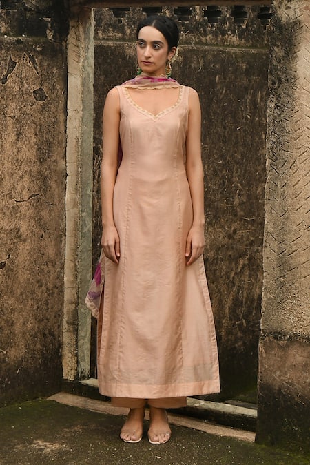 Buy_Taro_Peach Chanderi Silk, Dupatta Chiffon Cutdana And Sequin Sugar Rose Kurta Set _Online_at_Aza_Fashions