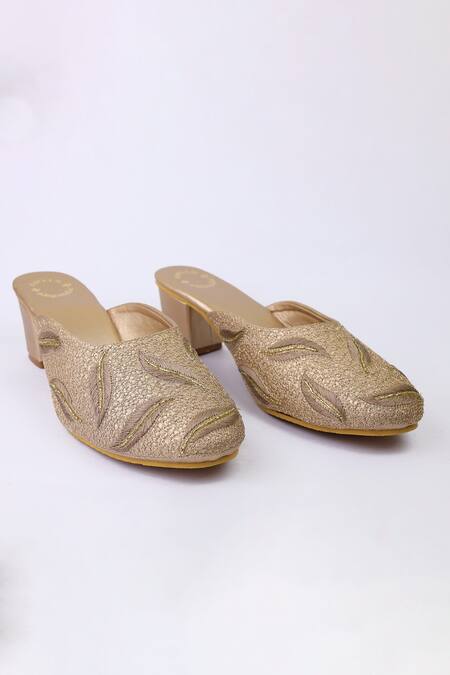 Buy_Shiveen Shiveen_Gold Embroidery Tanucchhada Mule Block Heels_Online_at_Aza_Fashions
