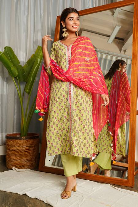 Ruchira Nangalia Green Dupatta Chiffon, Kurta And Pants 100% Cotton Floral V Neck Print Set Online at Aza Fashions Ruchira Nangalia_Green Dupatta Chiffon, Kurta And Pants 100% Cotton Floral V Neck Print Set_Online_at_Aza_Fashions