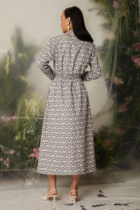 The Iaso White Poplin Lining Self Jacquard Toyo Long Jacket With Pattern Online at Aza Fashions The Iaso_White Poplin Lining Self Jacquard Toyo Long Jacket With Pattern _Online_at_Aza_Fashions