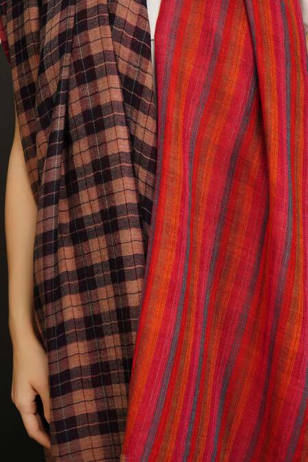 Dusala Black Handwoven Pashmina Reversible Checkered Shawl Online at Aza Fashions Dusala_Black Handwoven Pashmina Reversible Checkered Shawl_Online_at_Aza_Fashions