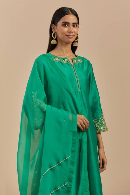 Shop Priya Chaudhary Green Organza Thread Work Embroidered Dupatta at Aza Fashions Shop_Priya Chaudhary_Green Organza Thread Work Embroidered Dupatta_at_Aza_Fashions
