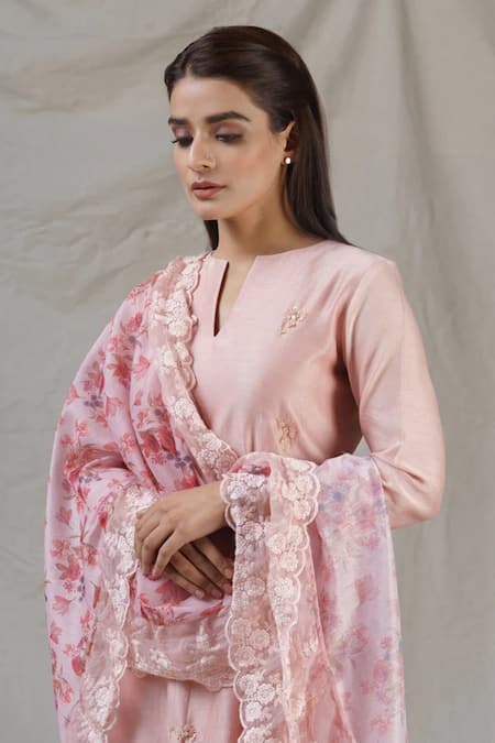 Shop Naaz By Noor Pink Cotton, Organza, Chanderi Plain Notched Kurta Set With Printed Dupatta Online at Aza Fashions Shop_Naaz By Noor_Pink Cotton, Organza, Chanderi Plain Notched Kurta Set With Printed Dupatta _Online_at_Aza_Fashions