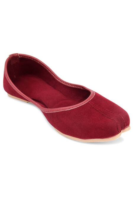 Nazaakat By Samara Singh_Maroon Solid Stitch Line Juttis_Online_at_Aza_Fashions