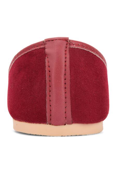Nazaakat By Samara Singh_Maroon Solid Stitch Line Juttis_at_Aza_Fashions