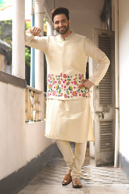 Priyanka Haralalka Floral Embroidered Bundi & Kurta Set 