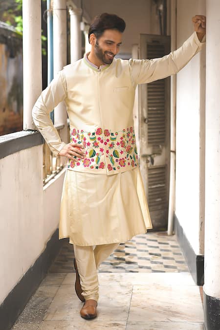 Priyanka Haralalka Floral Embroidered Bundi & Kurta Set 