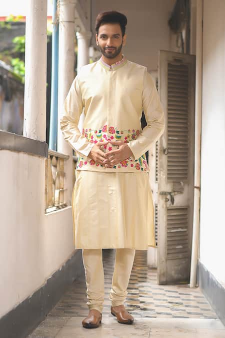 Priyanka Haralalka_Beige Banarasi Cotton , Katan Floral Embroidered Bundi And Kurta Set_Online_at_Aza_Fashions