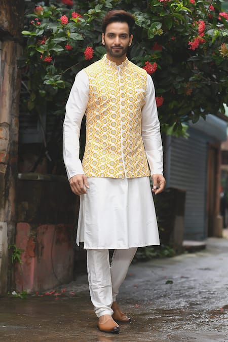 Priyanka Haralalka Floral Embroidered Bundi & Kurta Set 