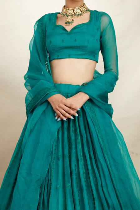 Astha Narang Green Organza Thread Sweetheart Neck Embroidered Lehenga Set at Aza Fashions Astha Narang_Green Organza Thread Sweetheart Neck Embroidered Lehenga Set _at_Aza_Fashions