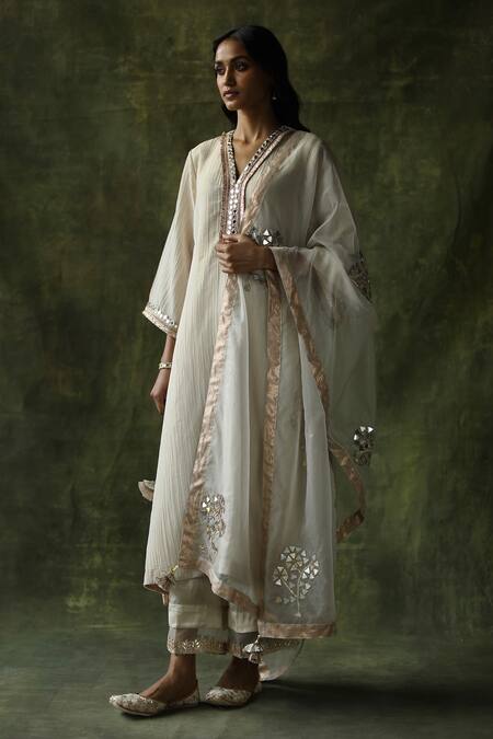 Begum Bahaar Embroidered Kurta Set 