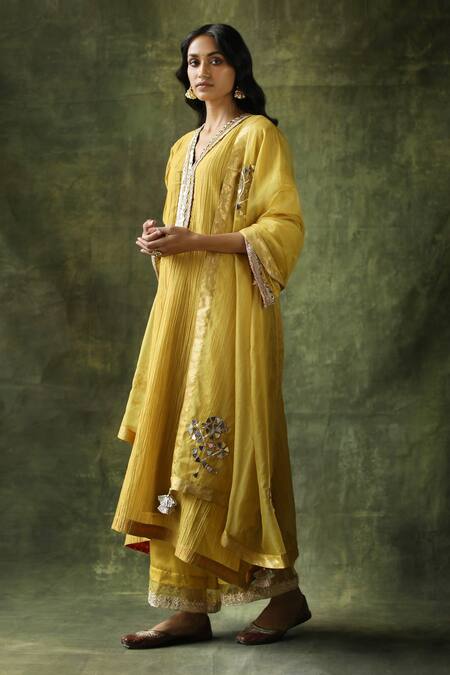 Begum_Yellow Kurta Crinkled Silk Embroidery Mirror V Neck Bahaar Set  _Online_at_Aza_Fashions