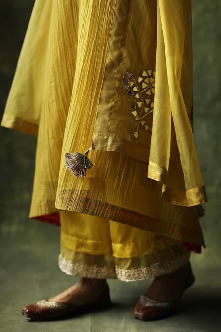 Begum_Yellow Kurta Crinkled Silk Embroidery Mirror V Neck Bahaar Set  _at_Aza_Fashions