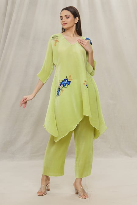 Anaya by Akruthi Green Crimped Polyester Hand Painted Floral V Neck Kurta And Pant Set 