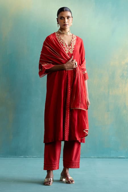 Shivani Bhargava Red Kurta Handwoven Chanderi Embroidery Floral V Neck Set 