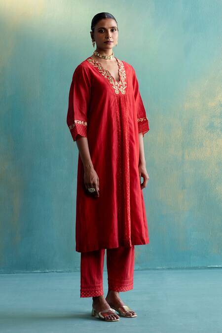 Shivani Bhargava_Red Dupatta Chanderi, Kurta Handwoven Chanderi, Pant Cotton Silk Floral, Set_Online_at_Aza_Fashions